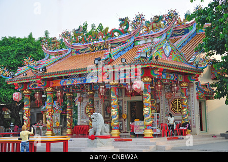 Temple chinois Sanjao Phuya sur Nong Bua Lake, Udon Thani, Udon Thani, Thaïlande Province Banque D'Images
