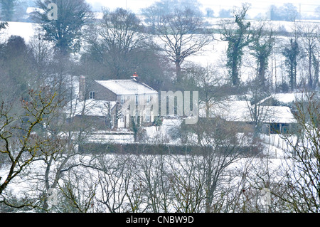 Paysage de neige : prés et haies avec une ferme, en hiver, (Orne, Normandie, France, Europe). Banque D'Images