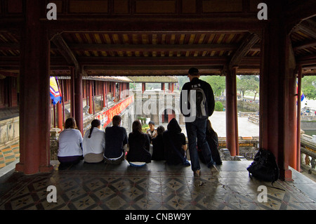 Vue horizontale d'un guide touristique avec assis dans le groupe Lau Ngu Phung, Five-Phoenix Pavilion de l'Impérial Palace à Hue, Vietnam Banque D'Images