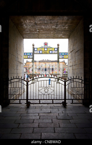 Vue verticale à travers la Porte Ngo Mon Midi Midi Gate [ou] à Dien Thai Hoa [Palais de l'harmonie suprême] à la citadelle de Hue, Vietnam Banque D'Images