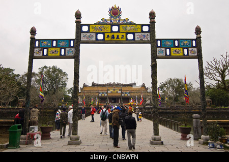 Vue horizontale de Trung Dao (voie centrale) et pont de Thai Hoa Dien (Palais de l'Harmonie Suprême) à la citadelle de Hue, Vietnam Banque D'Images