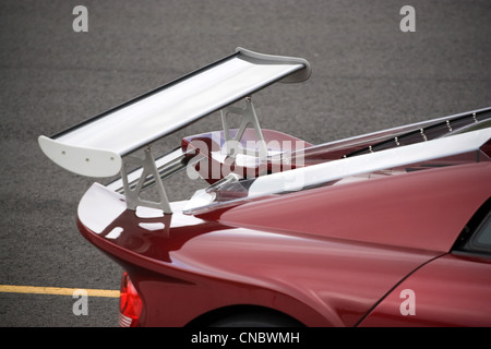 Closeup détail d'un aileron de course personnalisée à l'arrière d'une voiture de sport. Banque D'Images