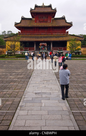 Vue verticale de Hien Lam Pavilion et neuf urnes dynastiques infront, à la Citadelle impériale de Hue, Vietnam Banque D'Images