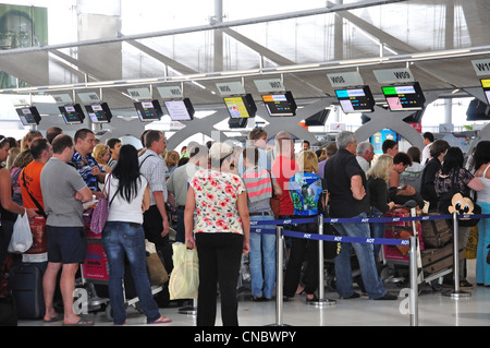 De monde l'enregistrement au terminal de départ, l'Aéroport International Suvarnabhumi, Bangkok, Thaïlande, province de Samut Prakan Banque D'Images