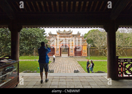 Vue horizontale de Hien Lam Cac Pavilion, [pavillon de lucidité durable] une passerelle orné restauré à la Citadelle impériale de Hue, Vietnam Banque D'Images