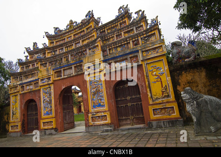 Vue horizontale de Hien Lam Cac Pavilion, [pavillon de lucidité durable] une passerelle dans la Citadelle impériale de Hue, Vietnam Banque D'Images