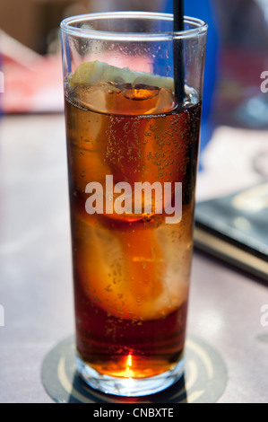 Boisson coca à Tumbler avec de la glace et de la paille noire Banque D'Images