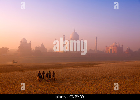 L'Inde, Uttar Pradesh, Agra, le Taj Mahal de passage des travailleurs s'est tarie rivière Yamuna au lever du soleil Banque D'Images