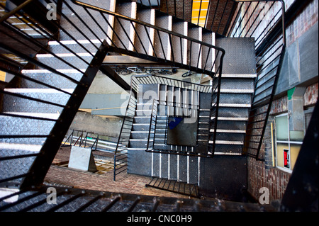 Photo à grand angle d'un escalier de sortie d'urgence en fer. Les escaliers sont situés derrière un bâtiment industriel de Londres, Angleterre. Banque D'Images