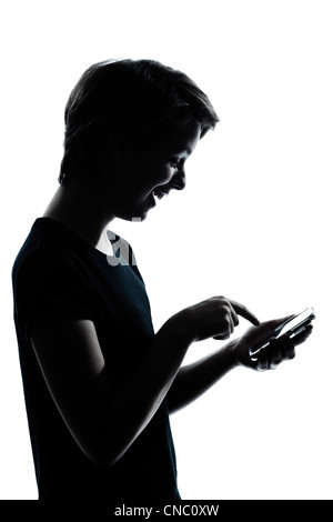 Portrait d'un jeune adolescent garçon ou fille silhouette vidéophone téléphone jeu vidéo Portrait en studio cut out isolé sur fond blanc Banque D'Images