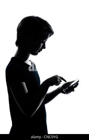 Portrait d'un jeune adolescent garçon ou fille silhouette vidéophone téléphone jeu vidéo Portrait en studio cut out isolé sur fond blanc Banque D'Images