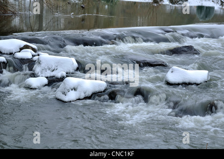 Un barrage sur une rivière en hiver, avec la neige sur les pierres, rivière : La Varenne (Orne, Normandie, France). Banque D'Images