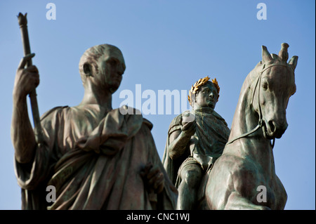 France, Corse du Sud, Ajaccio, le monument en bronze de Napoléon comme empereur romain et ses quatre frères sur le Général de Gaulle Banque D'Images