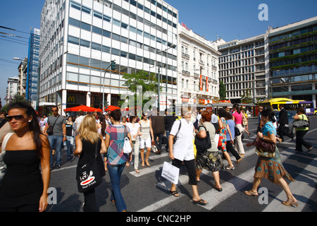 Grèce, Athènes, Attique, le début de la rue Ermou vu de la place Syntagma. Banque D'Images