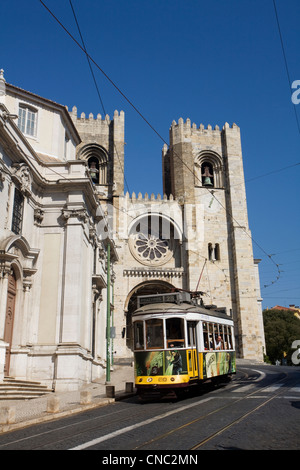 Portugal, Lisbonne, Alfama, le tram jusqu'à la Cathédrale Santa Maria Maior, également connu sous le nom de sw Patriacal Banque D'Images