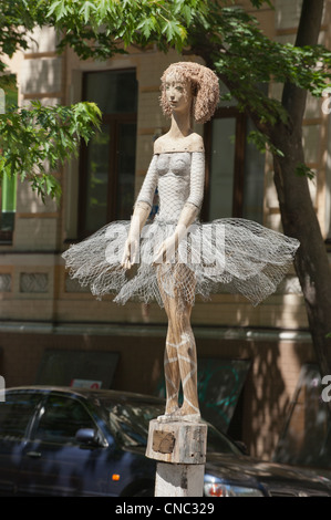 Ballerine sculptée dans un arbre mort au coin de rues et Strilenska Striletska, Kiev, Ukraine, l'Europe. Banque D'Images