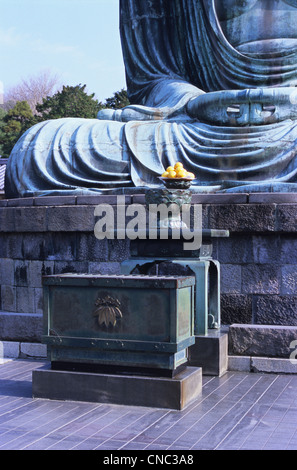 Autel avec des offrandes en face de Grand Bouddha, Temple Kotokuin, Kamakura, Japon Banque D'Images