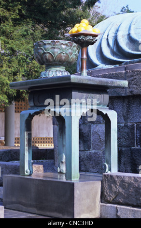 Autel avec des offrandes en face de Grand Bouddha, Temple Kotokuin, Kamakura, Japon Banque D'Images