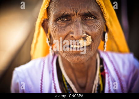 L'Inde, Rajasthan, chameau, Nagaur site équitable, portrait d'une femme âgée appartenant à une famille de marchands de chameaux Banque D'Images