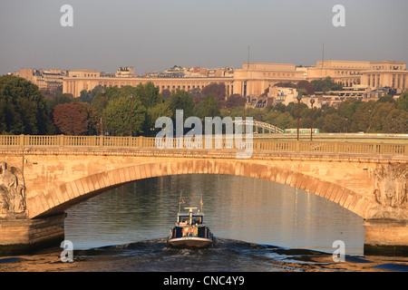 France, Paris, des berges de la Seine, classées au Patrimoine Mondial par l'UNESCO, Pont des Invalides (pont des Invalides) et vue sur Banque D'Images