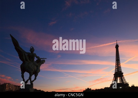 France, Paris, Pont Bir-Hakeim, statue équestre, symbole de la relance de la France par le sculpteur Wederlink et de la Tour Eiffel au lever du soleil Banque D'Images