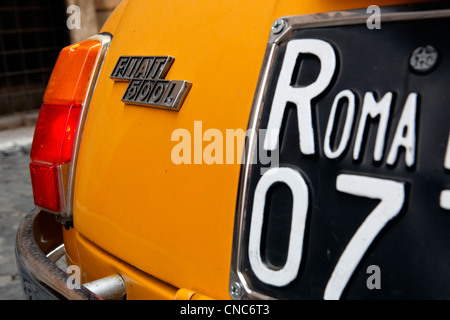 L'Italie, Lazio, Rome, centre historique classé au Patrimoine Mondial par l'UNESCO, Roman d'immatriculation sur une Fiat 500L Banque D'Images