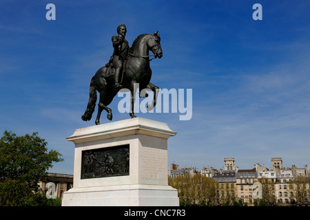 France, Paris, Ile de la Cite, la statue de Henri IV sur le Pont Neuf Banque D'Images