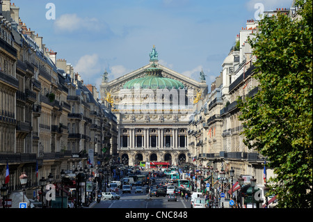 France, Paris, Opéra Garnier à la fin de l'Avenue de l'opéra Banque D'Images