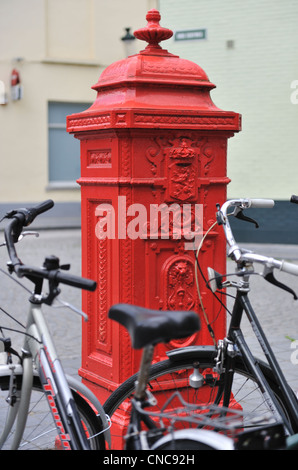 Pilier rouge post box, Bruges, Belgique Banque D'Images