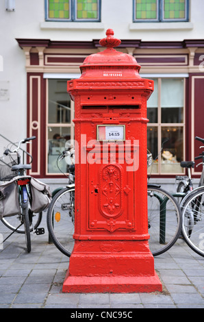 Pilier rouge post box, Bruges, Belgique Banque D'Images