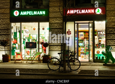 Une boutique à Berlin Ampelmann dans la nuit Banque D'Images