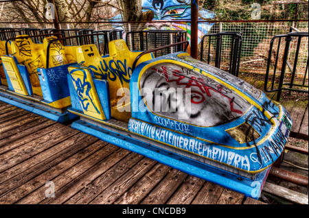 Un train de montagnes russes abandonnés dans la fête foraine du parc de Treptow (aka Spreepark) lors de l'ex Berlin-Est Banque D'Images