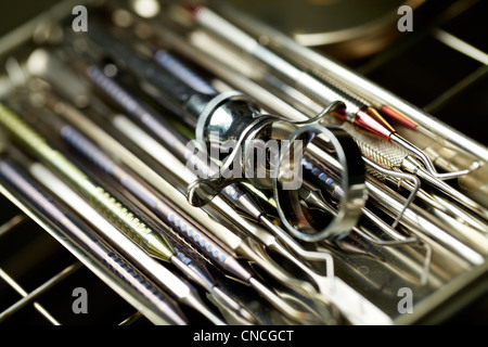 Close-up of dental tools placé sur un plateau Banque D'Images