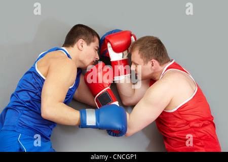 Close-up de deux coups frappant des hommes musclés Banque D'Images