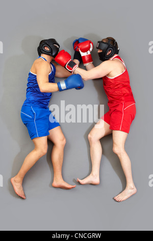 Shot verticale de deux hommes dans les combats de sport Banque D'Images