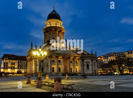 La Cathédrale allemande Gendarmenmarkt à Berlin dans la nuit Banque D'Images