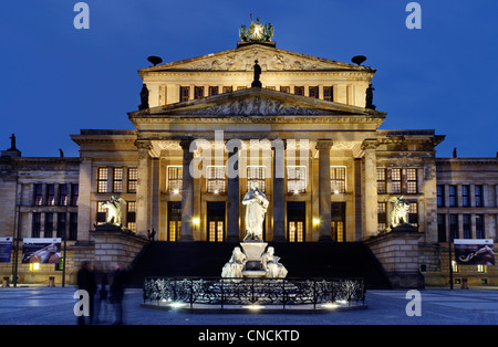 L'Opéra du Gendarmenmarkt à Berlin dans la nuit Banque D'Images