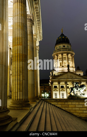 La Cathédrale française prises depuis les marches de l'Opéra sur Gendarmenmarkt à Berlin dans la nuit Banque D'Images