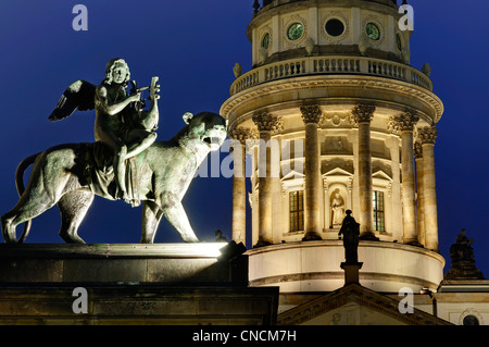 Le dôme de la cathédrale française sur Gendarmenmarkt à Berlin dans la nuit Banque D'Images