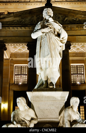 La statue de Schiller à l'extérieur de l'Opéra du Gendarmenmarkt à Berlin dans la nuit Banque D'Images