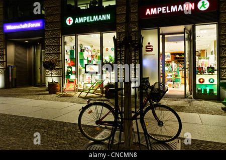 Une boutique à Berlin Ampelmann dans la nuit Banque D'Images