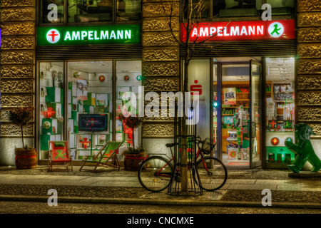 Une boutique à Berlin Ampelmann dans la nuit Banque D'Images