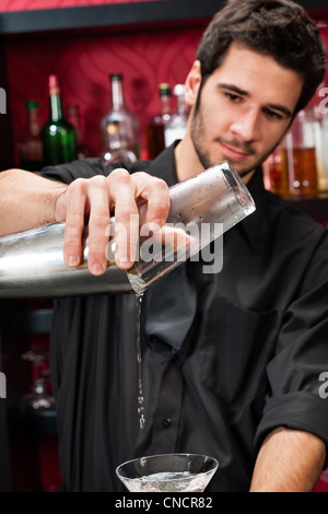 Beau barman professionnel à faire des cocktails bar chic Banque D'Images