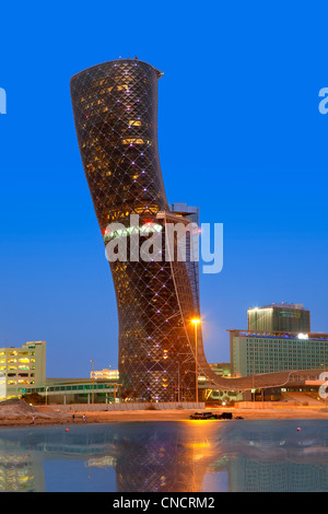 Abu Dhabi , Hyatt Capital gate Hotel at Dusk Banque D'Images