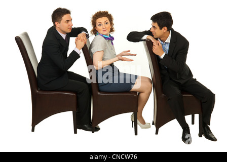 Femme d'affaires confus entre deux hommes d'affaires séance de discussion sur des chaises dans une rangée Banque D'Images