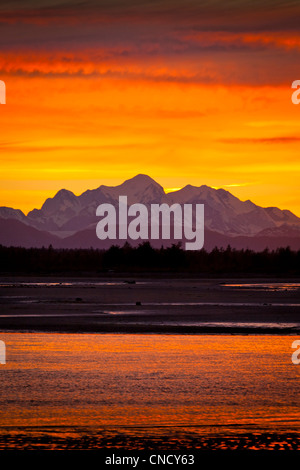 Coucher du soleil derrière les montagnes de Fairweather avec Salmon River delta dans l'avant-plan, Glacier Bay National Park , Alaska Banque D'Images