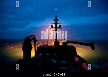 Une adjudication de la pêche commerciale au travers de la baie de Bristol, dans la nuit, sud-ouest de l'Alaska, l'été Banque D'Images