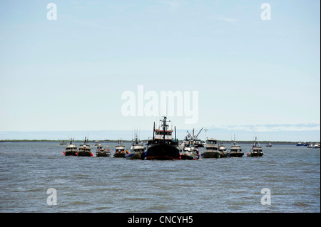 Bateaux au filet dérivant la file à un appel d'offres pour fournir des saumons rouges dans Ugashik Bay dans la baie de Bristol, Alaska Banque D'Images