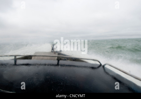 Vue depuis la cabine de vagues se brisant sur la proue du bateau un filet dérivant dans la baie de Bristol, près de Naknek, Alaska Soutwest, l'été Banque D'Images