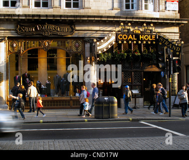Le trou de charbon pub et Savoy Taylors Guild, The Strand, West End, Londres, Angleterre Banque D'Images